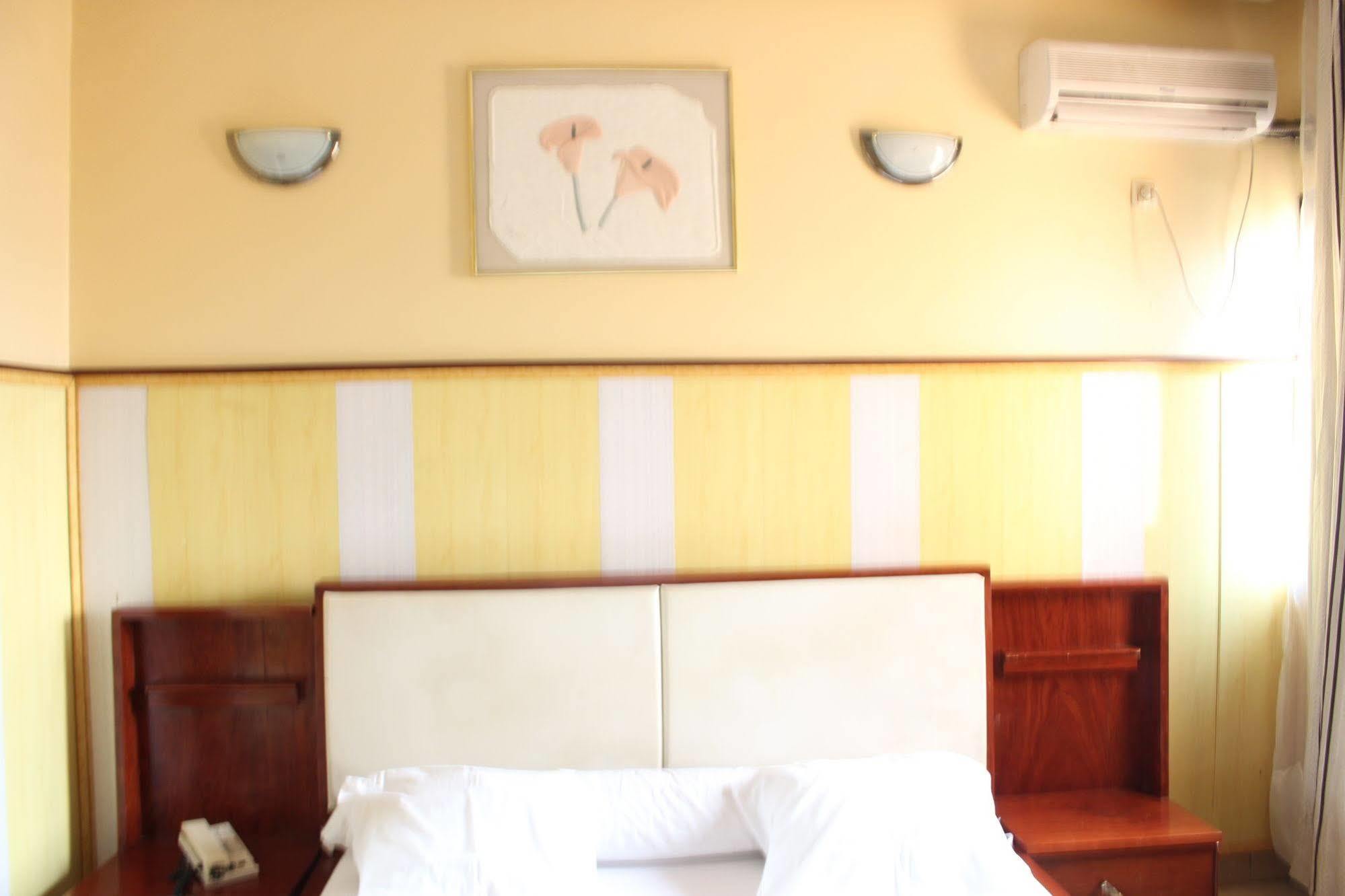 Hotel Santa Lucia Yaoundé Εξωτερικό φωτογραφία