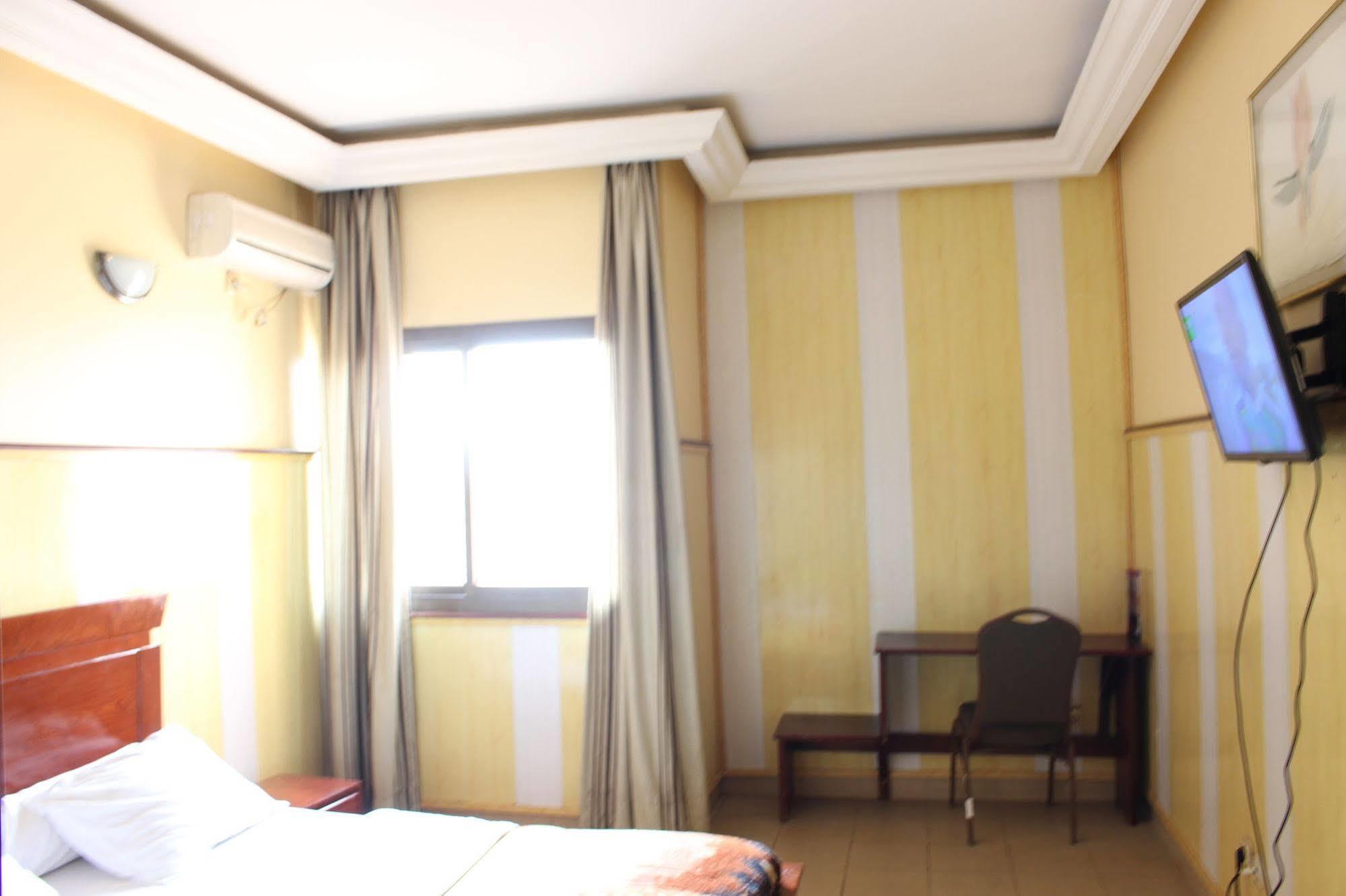 Hotel Santa Lucia Yaoundé Εξωτερικό φωτογραφία