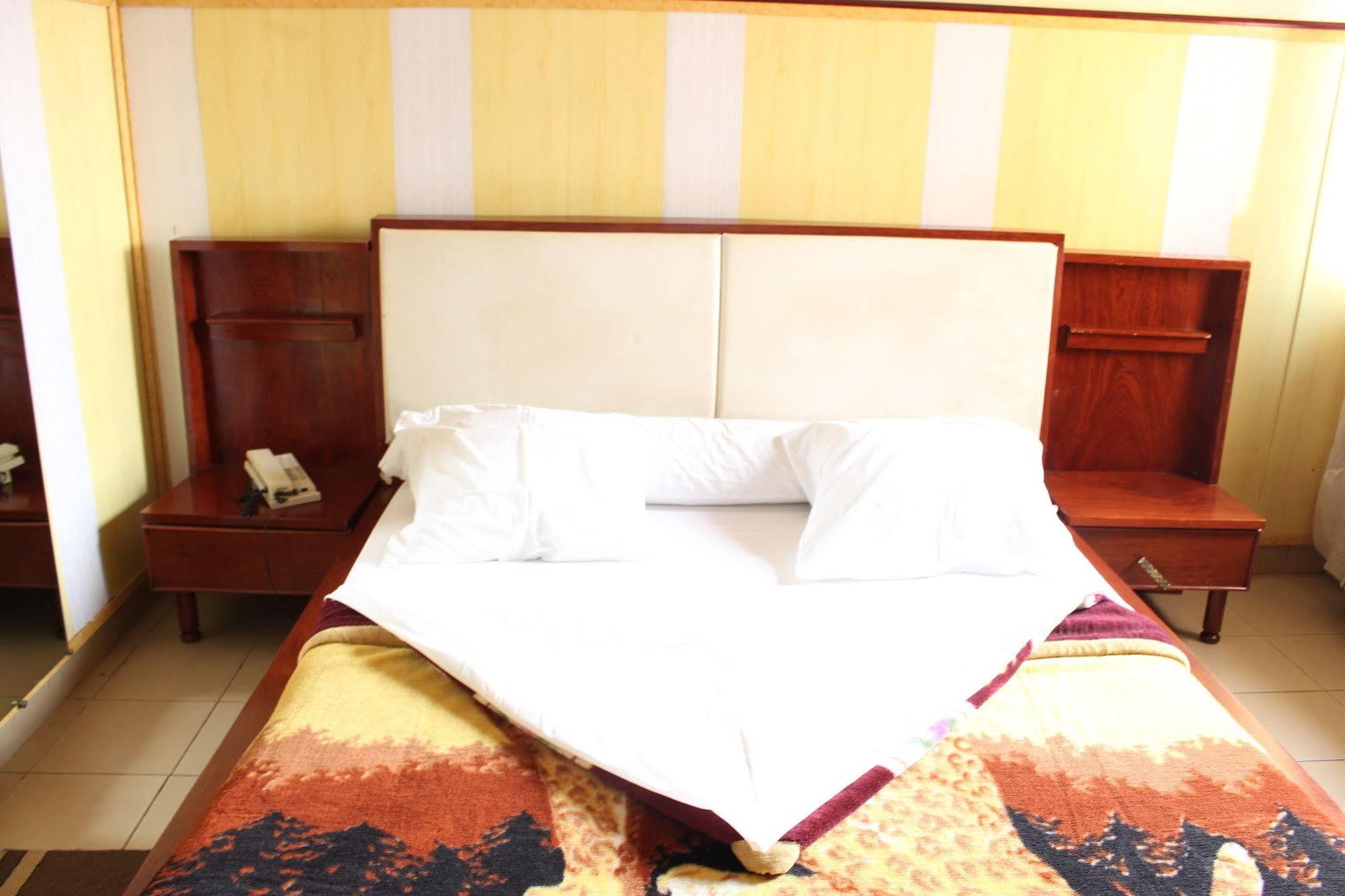 Hotel Santa Lucia Yaoundé Εξωτερικό φωτογραφία